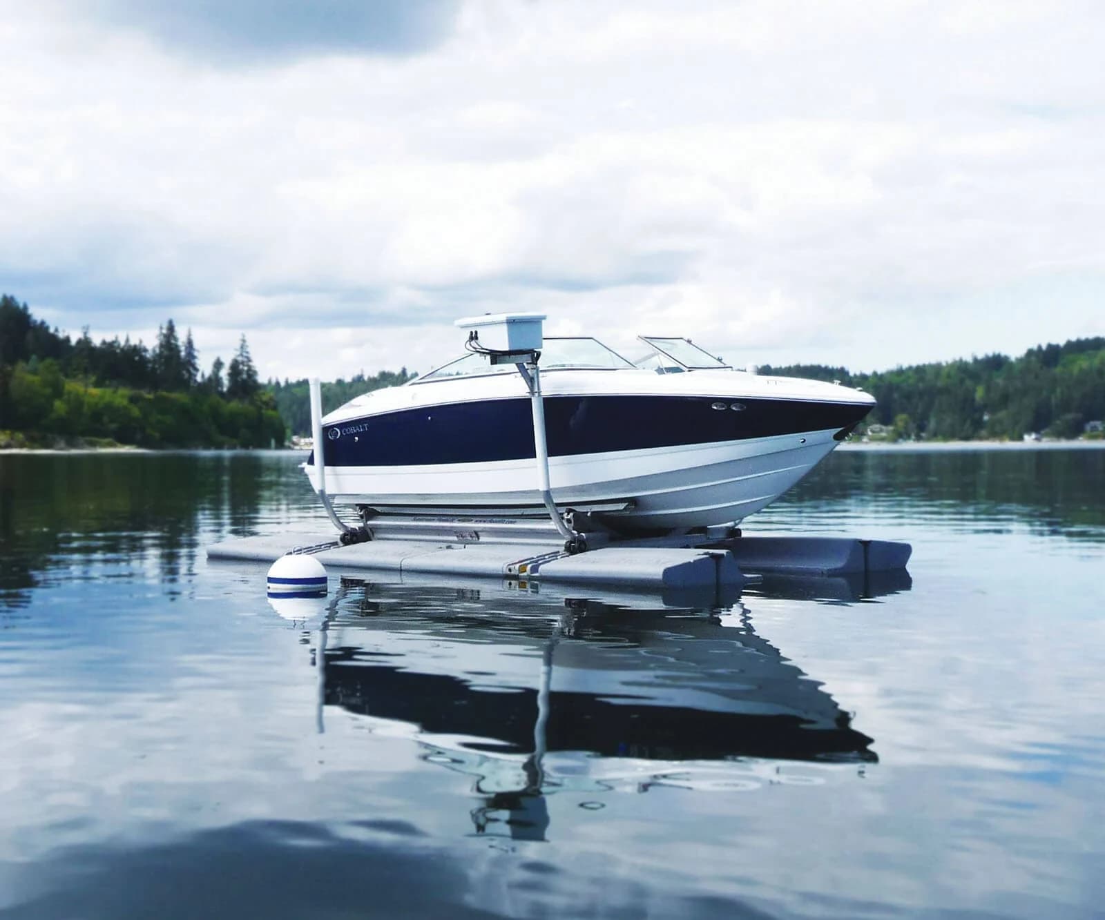 Lancha erguida sobre FloatLift Sunstream