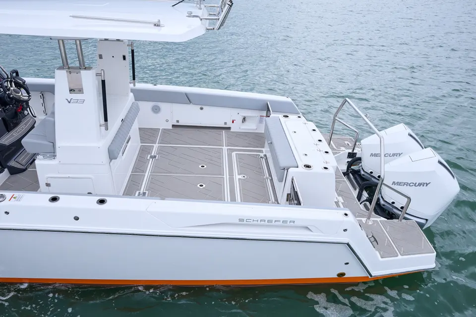 Schaefer V33 Sport Fish a bordo
